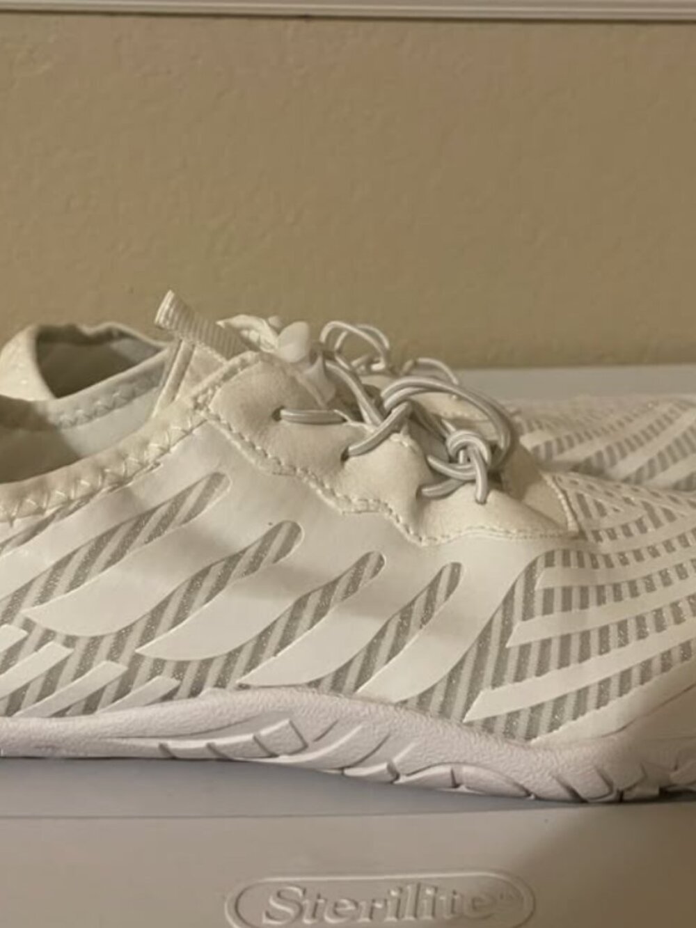 grounded foot wear white 8 1/2 only worn 3 times no real wear